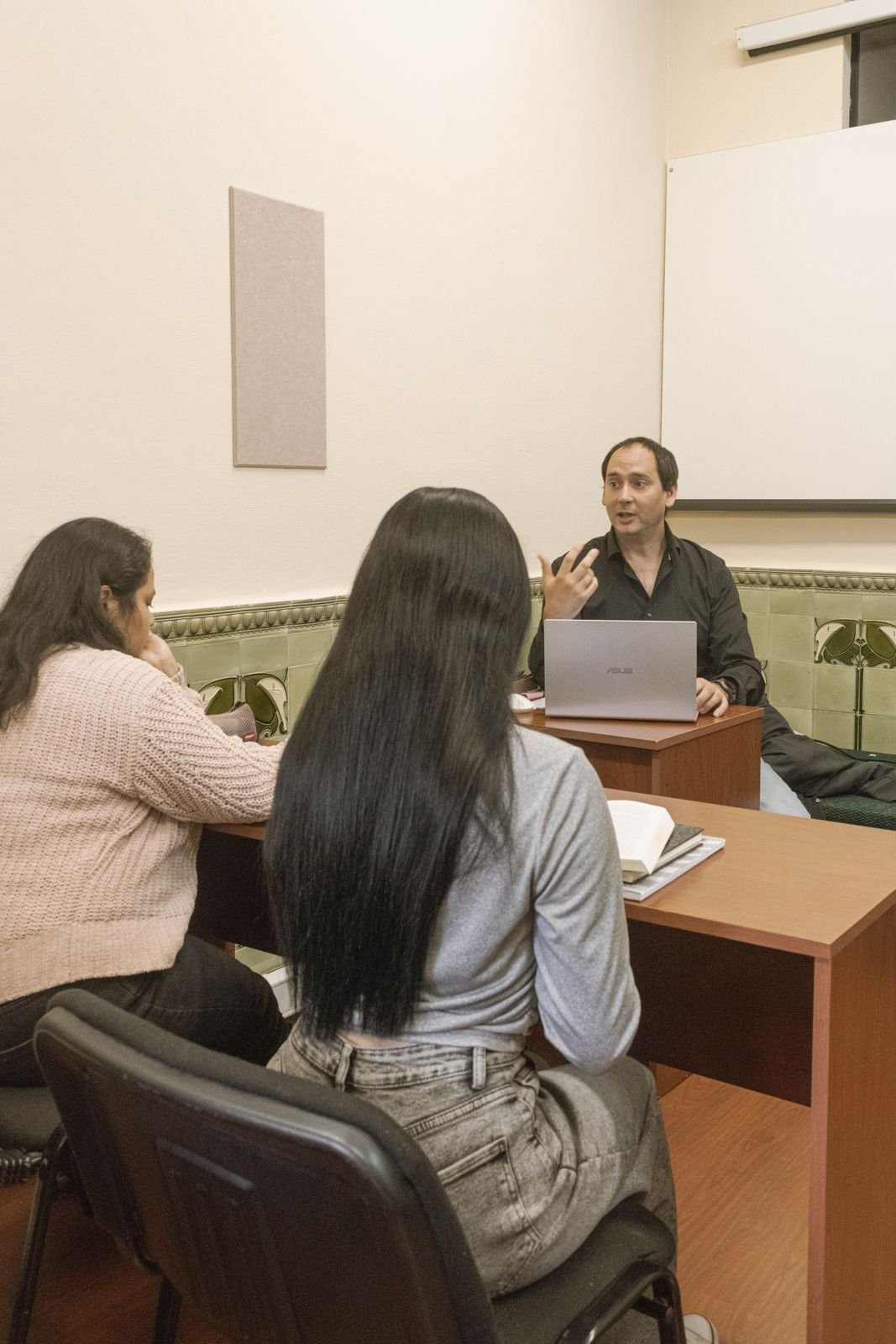 Student consultation comparing PTE and IELTS